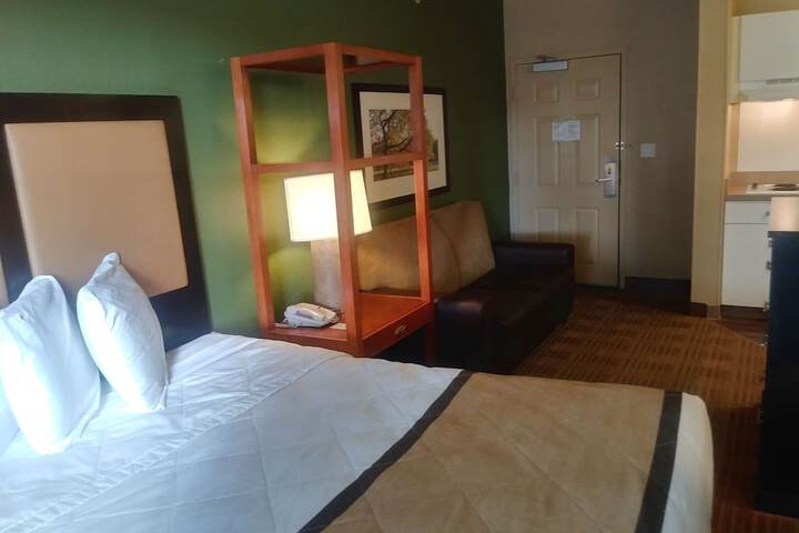 Studio Queen Bed (4 of 7)