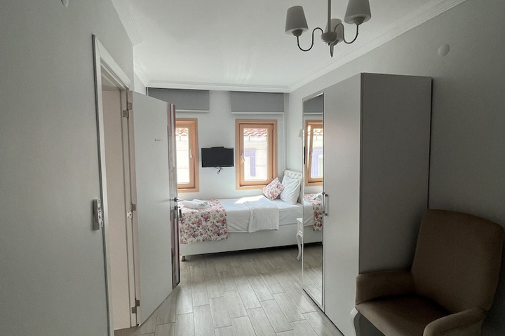 Room 10 of 18