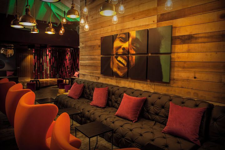Lounge 43 of 59