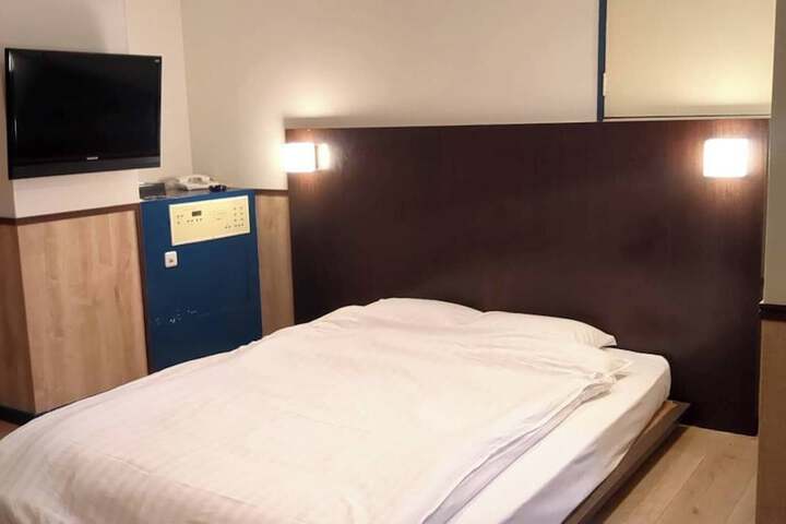 Room 9 of 22