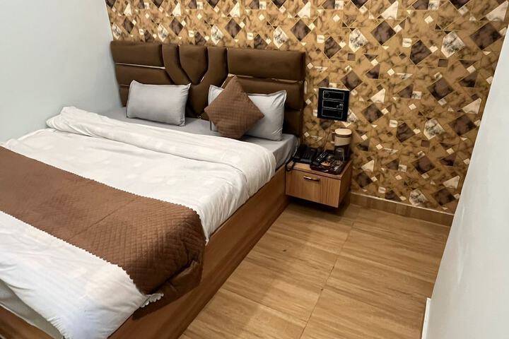 Room 12 of 17