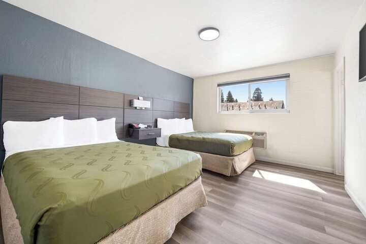 2 Queen Beds (12 of 14)