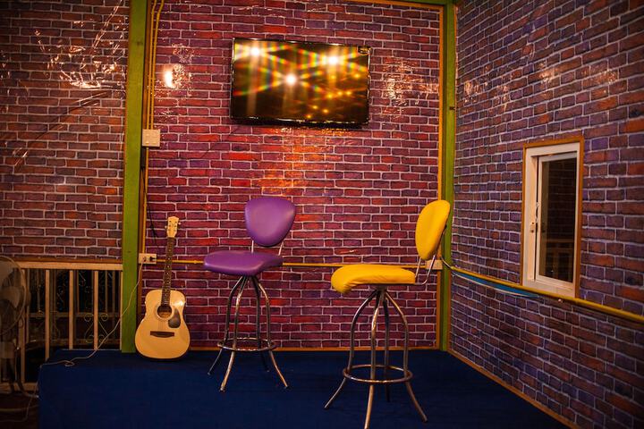 Lounge 70 of 106