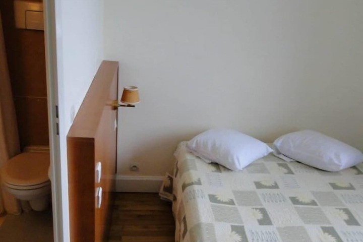 Room 5 of 11