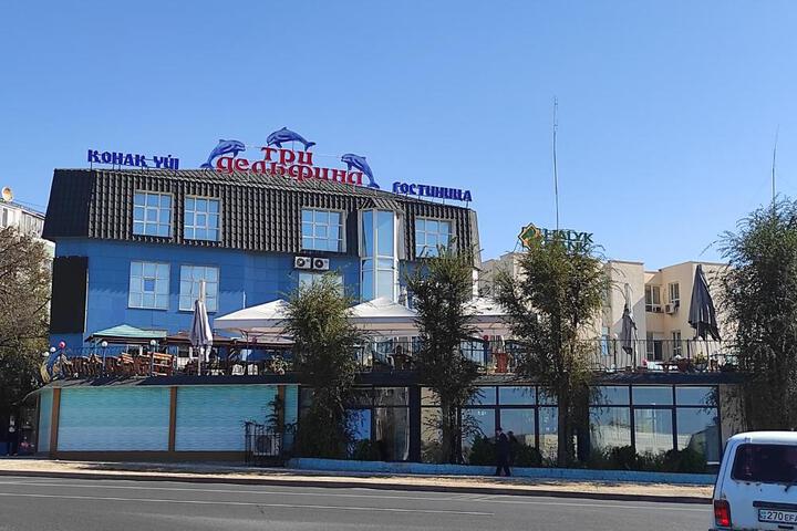 Exterior of Three Dolphins Hotel