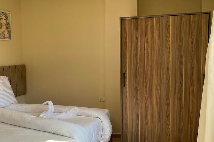 Room 27 of 109