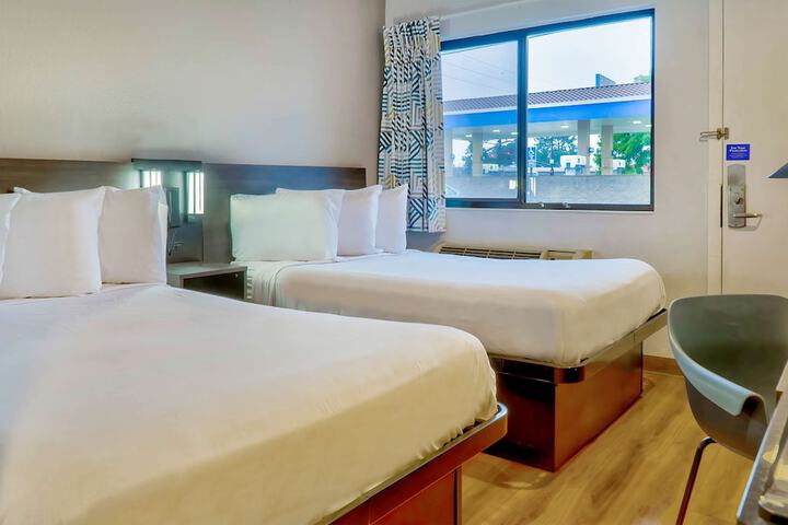 Deluxe Room 2 Double Beds Refrigerator (8 of 10)