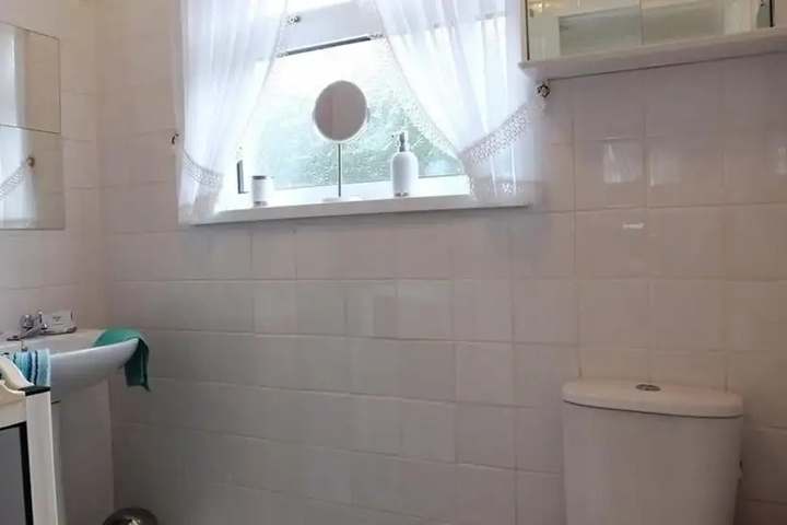Room 6 of 13