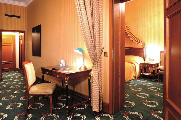Room 18 of 74