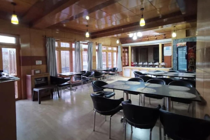 Dining 9 of 15