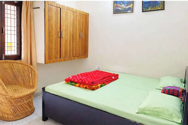 Room 6 of 12