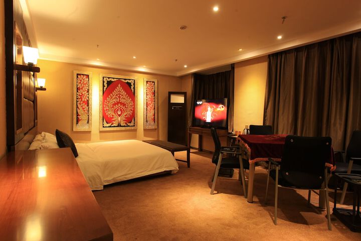 Room 6 of 9