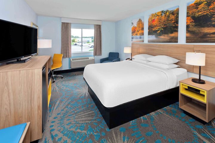 1 Queen Bed (12 of 15)