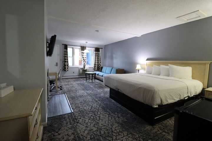 1 King Bed Upper Floor (6 of 10)