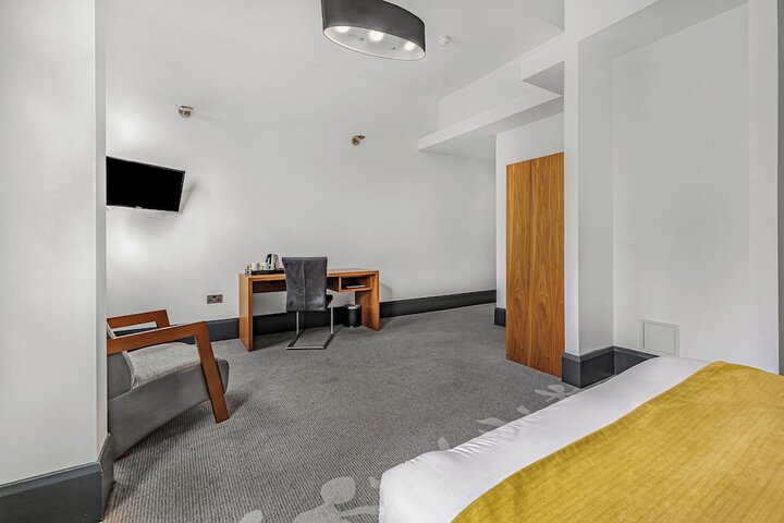 Room 15 of 106