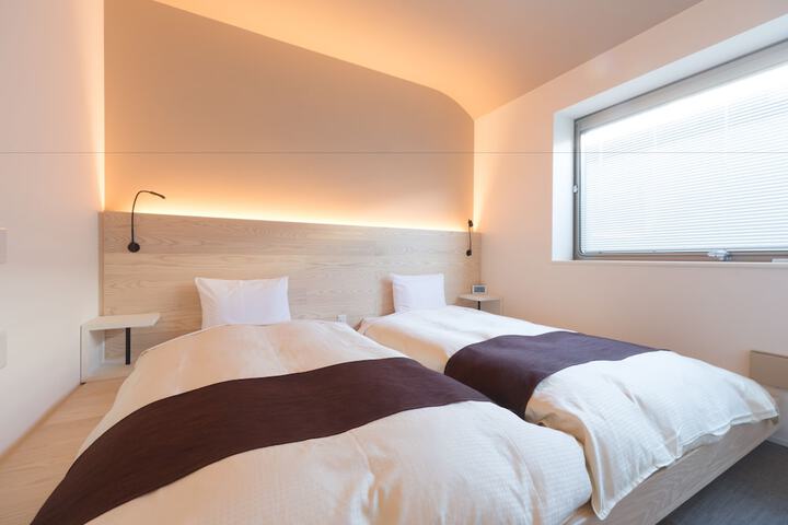 Room 4 of 12