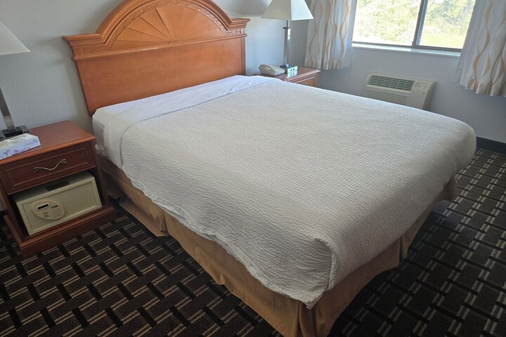 1 Queen Bed No Elevator (33 of 33)