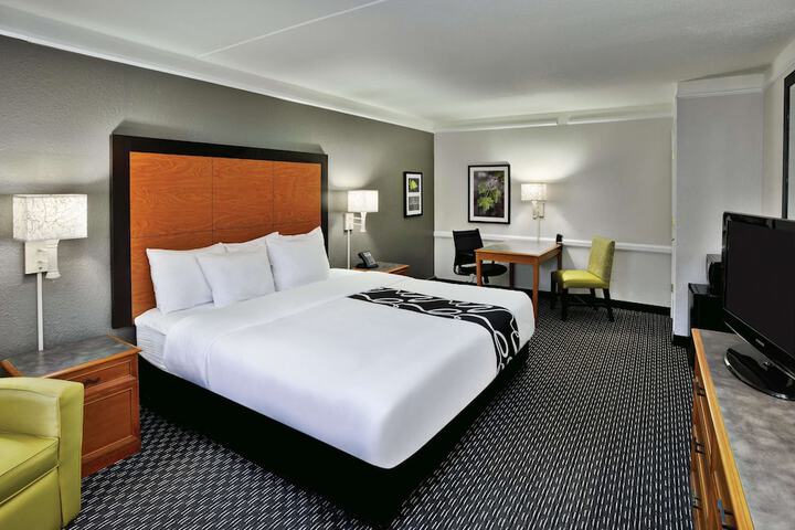 1 King Bed (5 of 16)