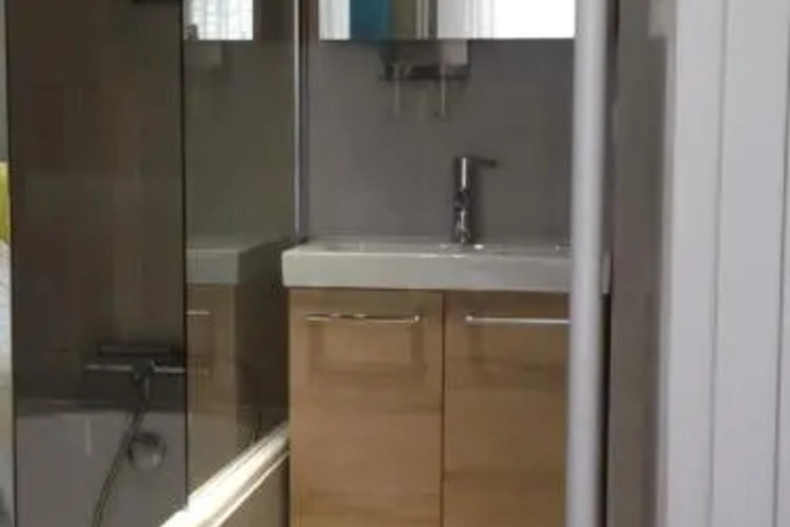 Room 6 of 9