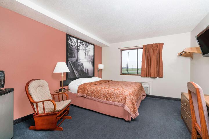 2 Queen Beds (9 of 10)