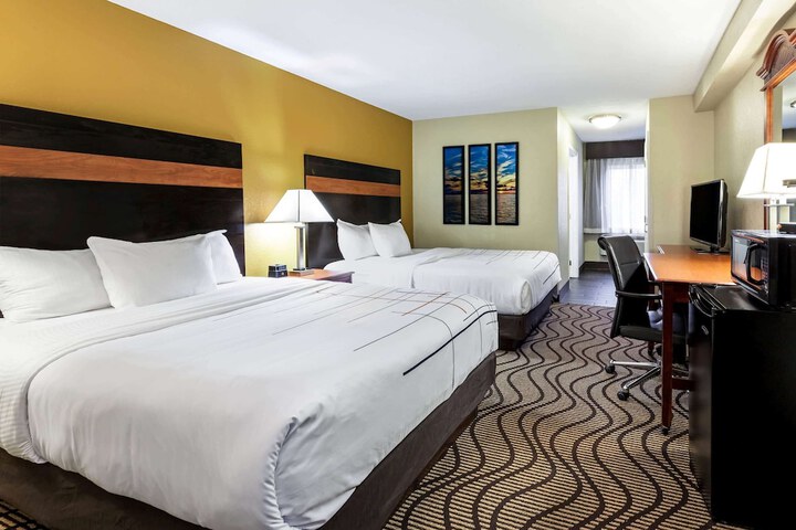 2 Queen Beds (6 of 13)
