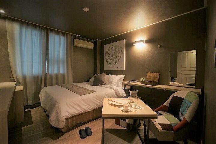 Room 9 of 14