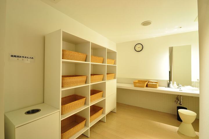 Room 33 of 48