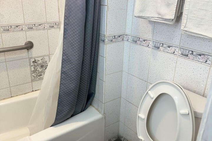 Room 6 of 8