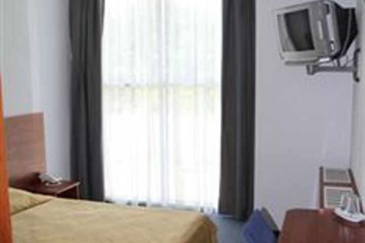 Room 6 of 25