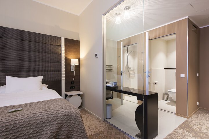 Room 33 of 80