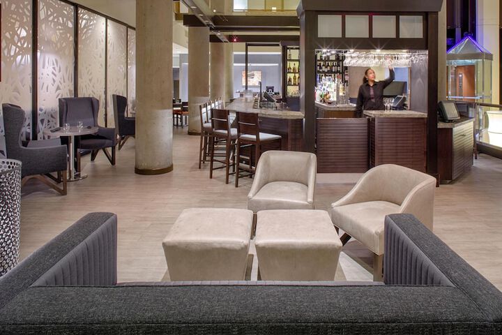 Lounge 36 of 46