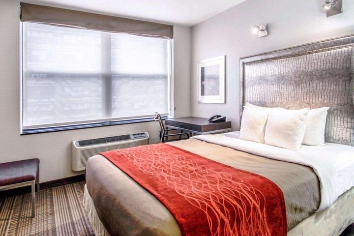 1 Queen Bed Basement Work Desk Refrigerator WiFi Coffee Tea Maker Continental Breakfast (5 of 7)