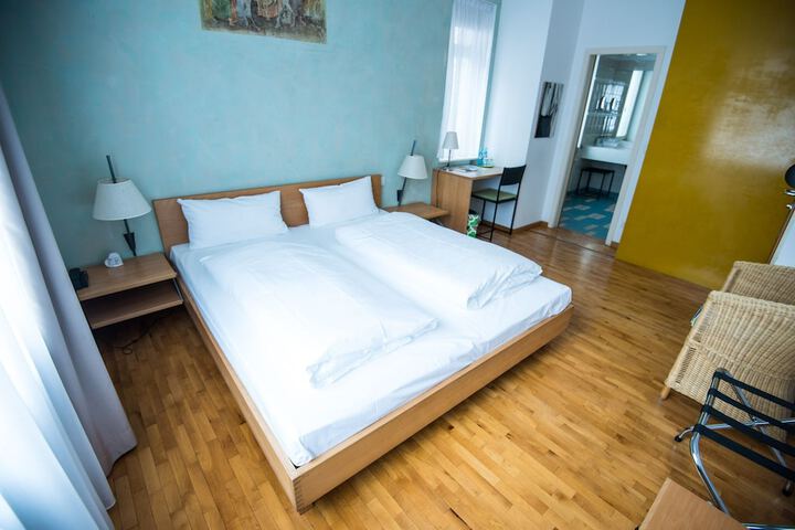 Room 4 of 28