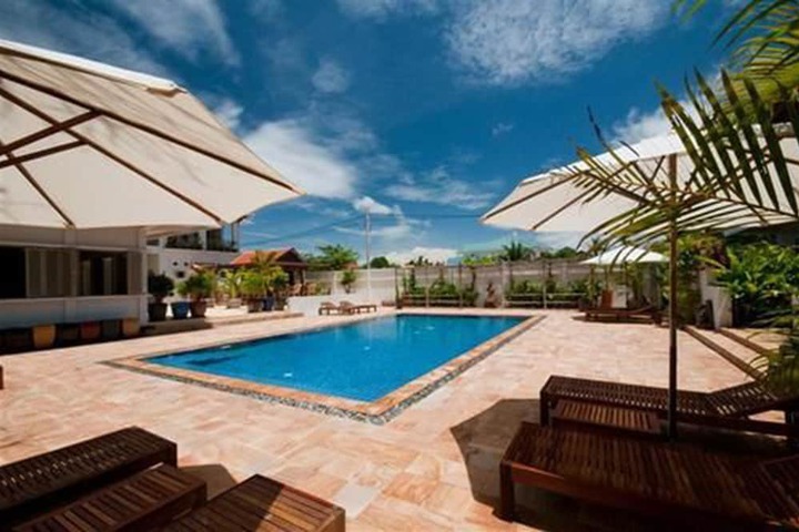 Hotel with Pool