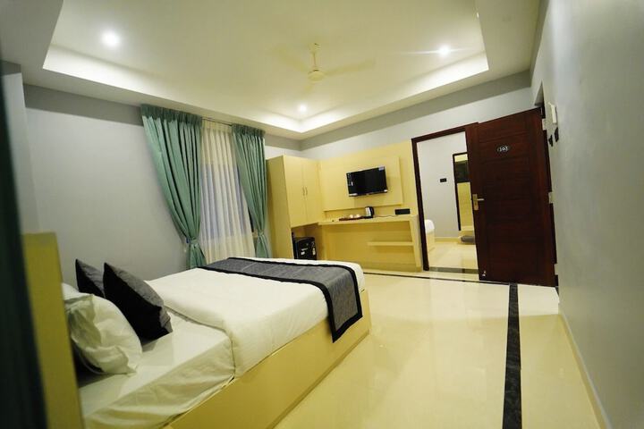 Room 4 of 12