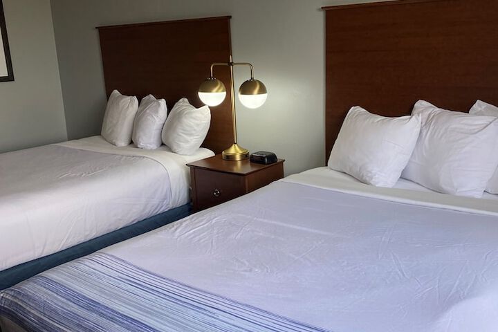 2 Queen Beds (6 of 10)