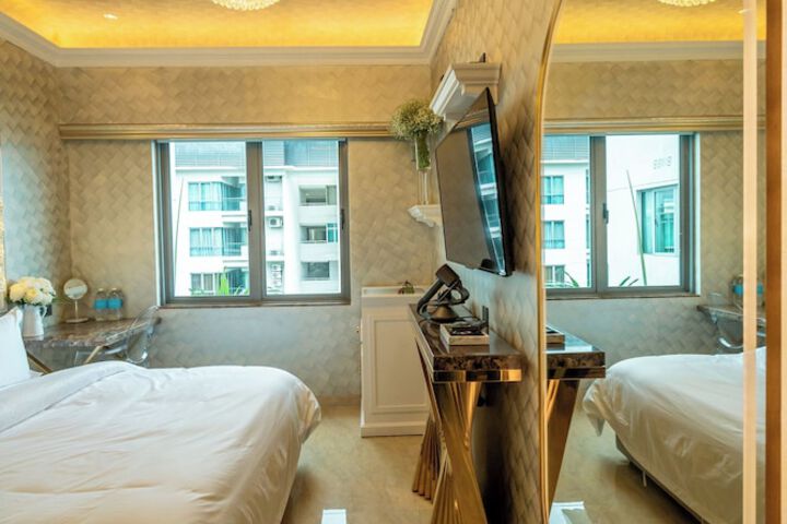 Room 43 of 285