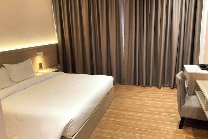 Room 10 of 28