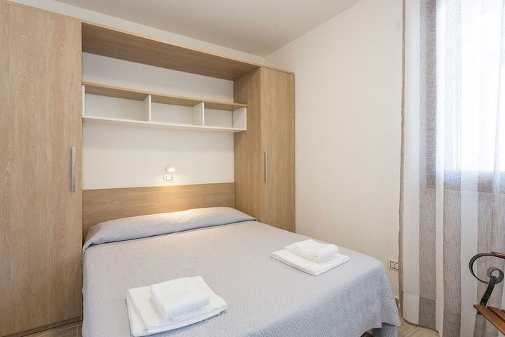 Room 2 of 28