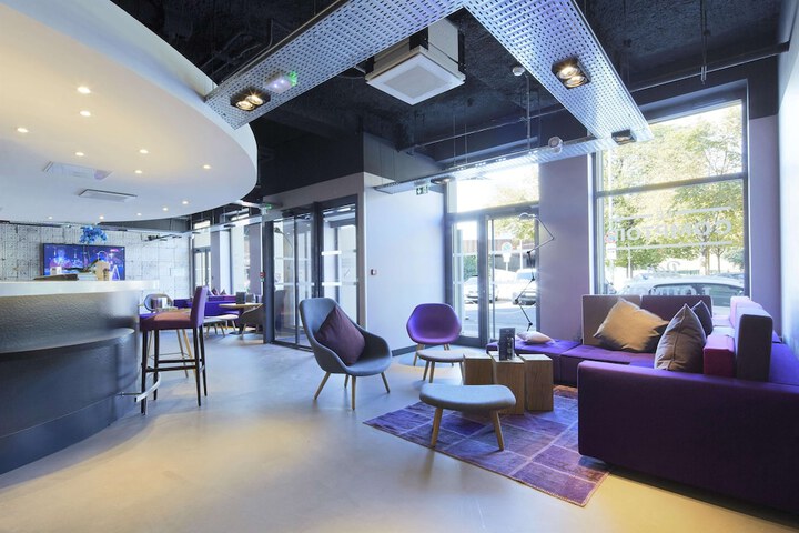 Lounge 54 of 61