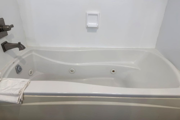 Jetted tub