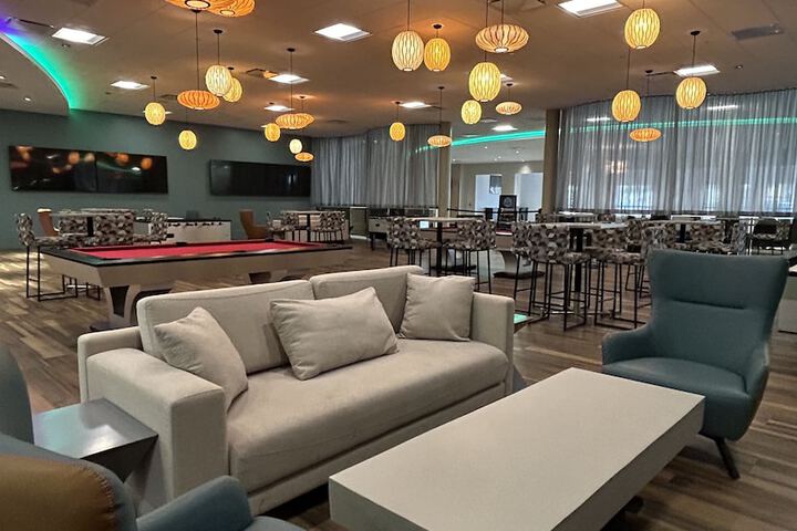 Lounge 93 of 135