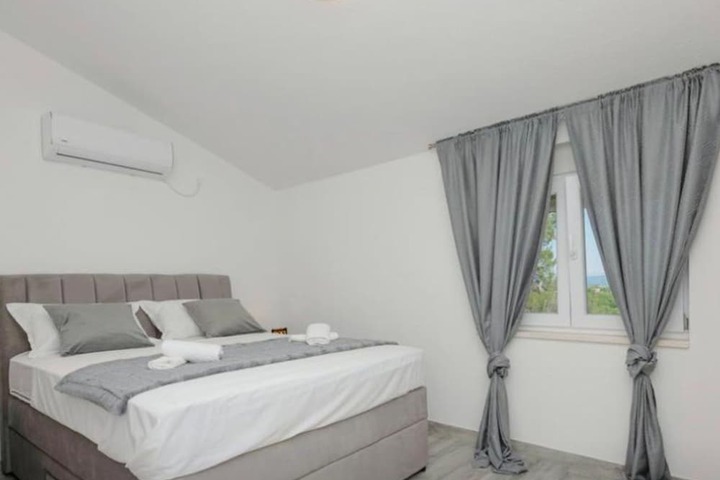 Room 7 of 25