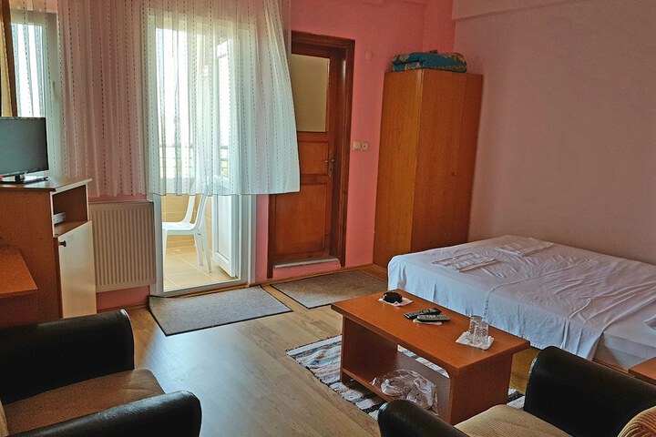 Room 10 of 24