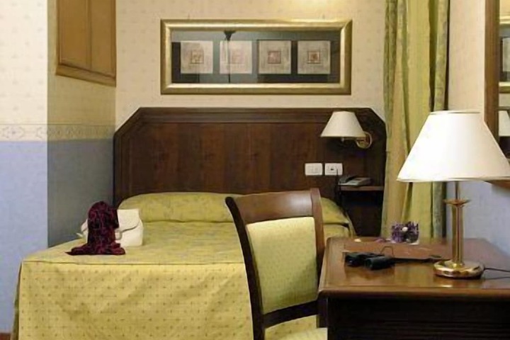 Room 32 of 142