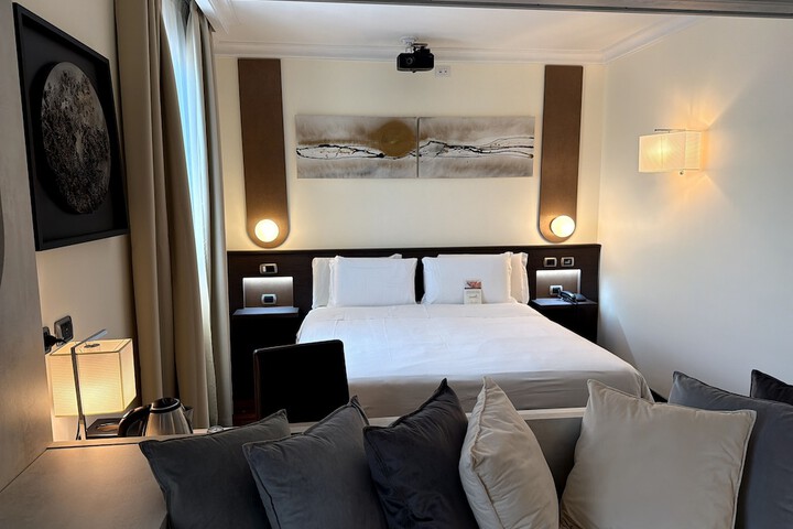 Room 51 of 185