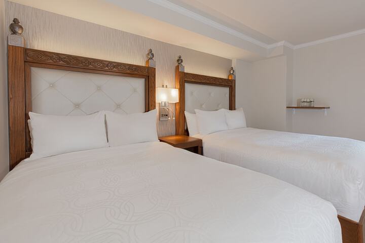 Queen Size Bed (16 of 30)