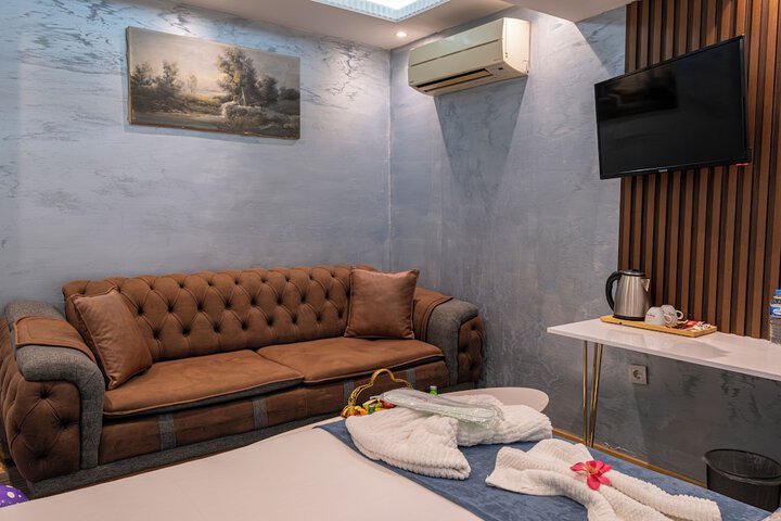 Room 9 of 25