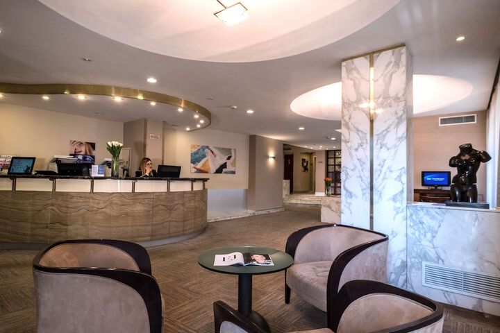 Entrance & Lobby