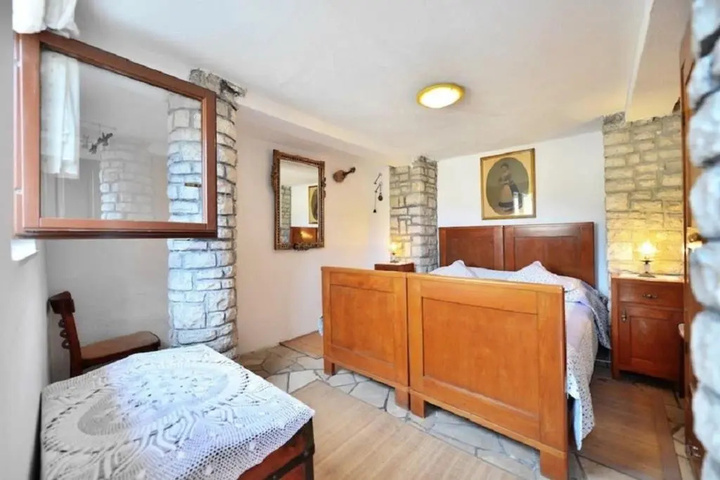 Room 3 of 10
